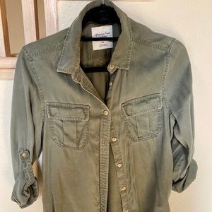 Army green button down top 💚